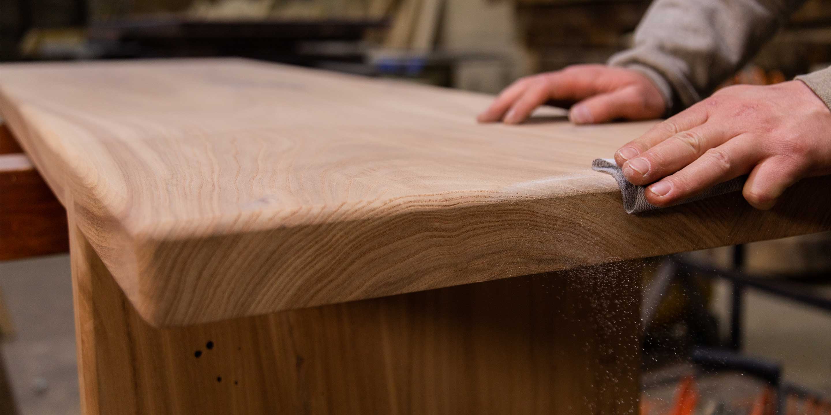 Olejowanie vs lakierowanie – co wybrać do blatu drewnianego?